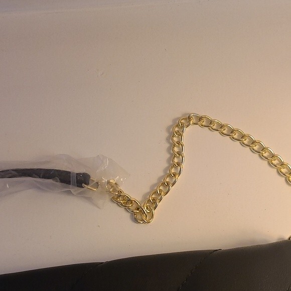 NWT- Women’s Quilted Chevron Design Crossbody or Clutch With Chain Strap - Picture 13 of 13